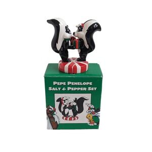 Vintage 1998 Warner Bros Looney Tunes Pepe Penelope Holiday Salt and Pepper Set